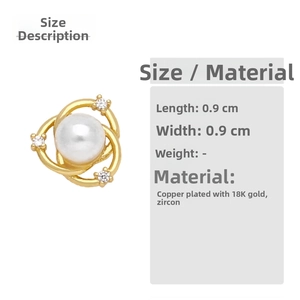 Détail d'un clou d'oreille de 0,9 cm en perle et zircon sur cuivre plaqué or 18 carats