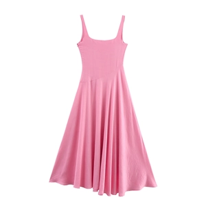 Vista piatta dettagliata di un abito rosa stile francese a trapezio con scollo quadrato e pieghe