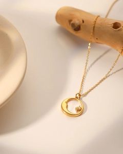 Détail du collier vintage plaqué or 18k avec visage de lune et pendentif en nacre blanche