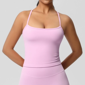 Dettaglio del top da yoga rosa con spalline sottili e tessuto opaco traspirante