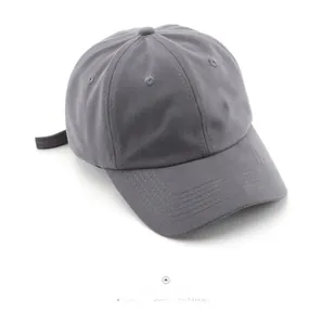 Detalle de la correa ajustable y orificios de ventilación en la gorra de algodón gris