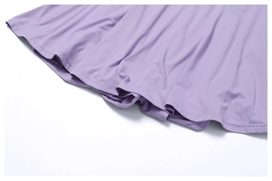 Detail van de lavendel yoga rokzoom met hoogwaardige stiksels en sneldrogende stof