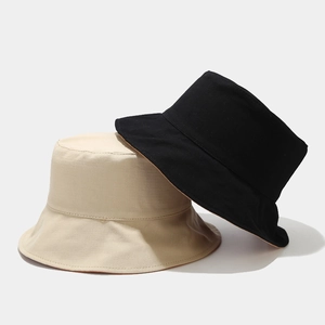 Cappelli a secchiello minimalisti double-face da donna in nero e beige per il sole