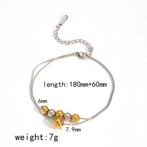 Détail du bracelet perlé en acier inoxydable avec fermoir mousqueton et chaîne réglable