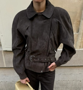 Detail der dunkelbraunen Wildleder-Bikerjacke mit Schulterpolstern und Metallreißverschluss