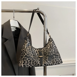 Detailansicht der hochwertigen Hobo-Tasche mit Leopardenmuster und Leder-Schultergurt
