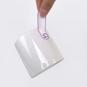 Gros plan d'un autocollant nominatif étanche avec logo pingouin sur tasse en céramique