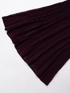 Vue détaillée du tissu en maille plissée violet foncé montrant la texture et les côtes