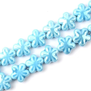 Dettaglio macro di perle in ceramica blu a forma di fiore per gioielli fai-da-te
