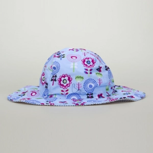 Dettaglio cappello sole bimbi con motivi floreali e tesa larga di protezione