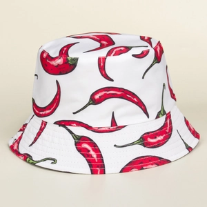 Dettaglio del cappello alla pescatora bianco con vivaci stampe di peperoncini rossi accesi