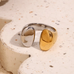 Détail de la bague bicolore or et argent sur surface en pierre avec finition luxueuse