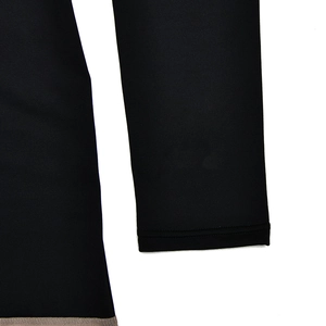Gros plan détaillé sur le poignet élastique noir et la texture du tissu d'une robe