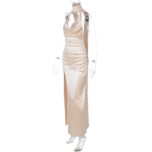 Détail de la robe licou en satin champagne avec taille plissée et fente latérale