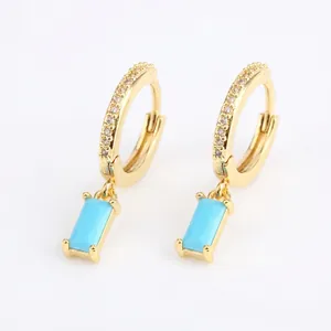 Dettaglio orecchini in oro 18K con zirconi e pendente a goccia azzurro cielo