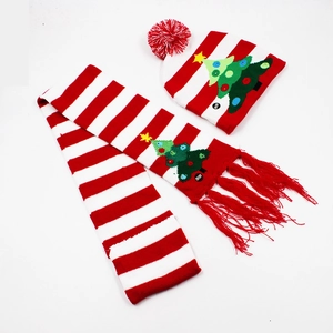Leuchtendes Weihnachtsstrickset aus Mütze und Schal mit bunten LEDs und Tannenbaum-Motiv