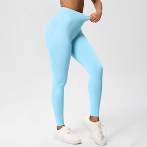 Detail der hohen Elastizität und nahtlosen Dehnung der hellblauen Yoga-Leggings