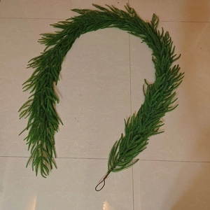 Realistic green PE pine garland for Christmas mantel and home holiday decoration