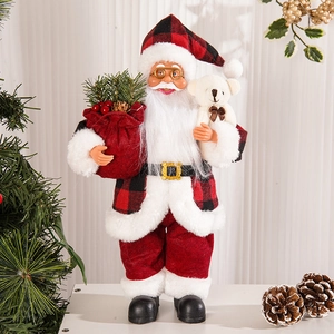 Detailaufnahme der stehenden Weihnachtsmann-Figur mit Samtmantel, Geschenksack und Bär