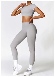 Détail de l'ensemble legging de yoga taille haute sans couture et crop top gris clair