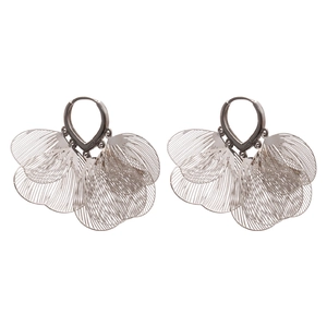 Boucles d'oreilles pendantes en forme de pétale creux argenté avec design en fil métal