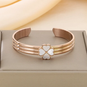 Détail du bracelet trèfle en or rose avec pétales en nacre blanche et cristaux brillants
