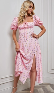 Detailansicht des rosa Blumenkleids mit Puffärmeln und hohem Beinschlitz an der Seite