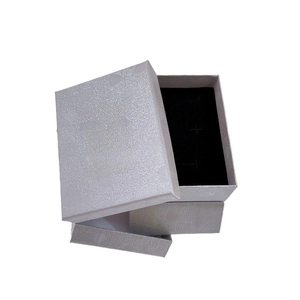 Scatola regalo per gioielli lilla con design fata in oro e vassoio in velluto nero interno