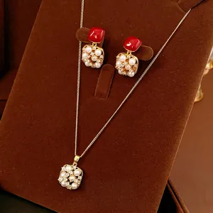 18k vergoldetes Schmuckset mit quadratischem rotem Zirkon, Perlenkette und Ohrringen