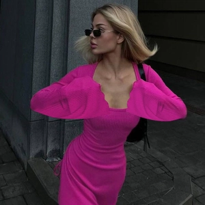 Dettaglio completo di un abito a due pezzi in maglia a coste rosa fragola con coprispalle