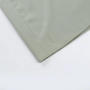 Gros plan détaillé montrant la texture satinée lisse et les coutures d'une robe verte