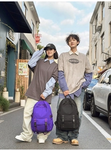 Foto exterior de mochilas de negocios Oxford moradas y negras con hebillas laterales