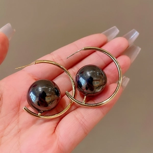 Minimalistische Vintage geometrische Ohrringe mit Goldreifen und schwarzen Perlen
