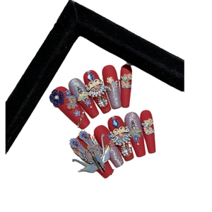 Unghie finte in stile cinese con fenice 3D e strass blu zaffiro su base rossa vibrante