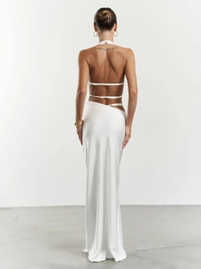 Détail du dos nu et de la texture en satin de soie de la robe blanche à licou chic