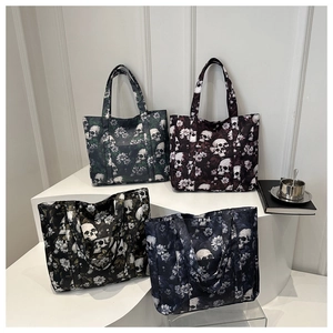 Μεγάλες τσάντες tote με vintage prints νεκροκεφαλής και λουλουδιών σε τέσσερα χρώματα