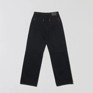 Détail de l'arrière du jean noir à jambe large avec étiquette en cuir et poches arrière