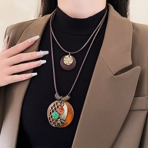 Collier long double couche avec disques gravés et pendentif oiseau en bois vintage