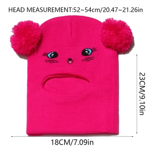 Dettaglio del passamontagna a gatto in maglia rosa con pompon e misure dimensionali