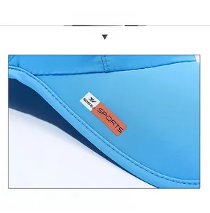 Détail de la casquette bleu clair à séchage rapide montrant la texture et le logo SDSRU