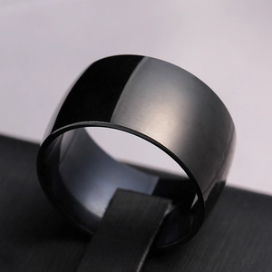 Makroaufnahme von 12mm breitem schwarzem Titanstahlring mit polierter Oberfläche