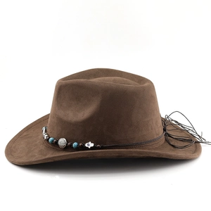 Détail d'un chapeau de cow-boy avec bande perlée ethnique et pompon en cuir élégant