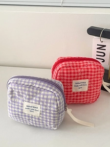 Detalle de dos bolsas de almacenamiento de cuadros en colores púrpura y rojo.
