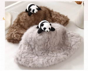 Dettaglio di cappelli alla pescatora in morbido pelo di coniglio con decoro a panda