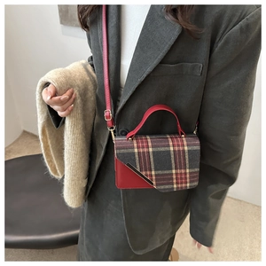 Sac carré rétro à carreaux rouges porté par un mannequin avec bandoulière réglable