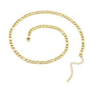 Collier chaîne Figaro dorée avec fermoir mousqueton et rallonge sur fond blanc éclatant