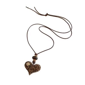 Collier rétro en résine à motif léopard avec pendentif cœur et diamant