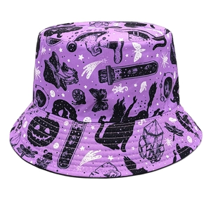 Détail d'un chapeau bob violet d'Halloween avec motifs de chats noirs et de papillons