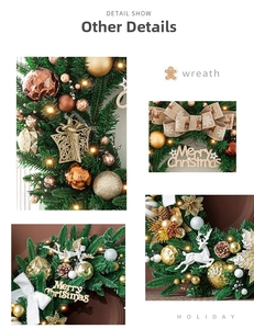 Détail d'une couronne de Noël avec boules dorées, motifs de rennes et lumières LED chaudes