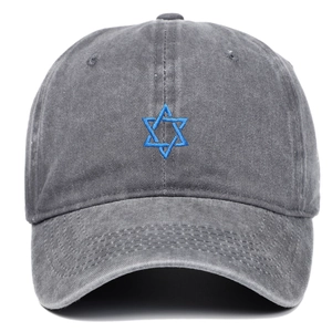Dettaglio ricamo stella blu su cappello da baseball in cotone grigio lavato